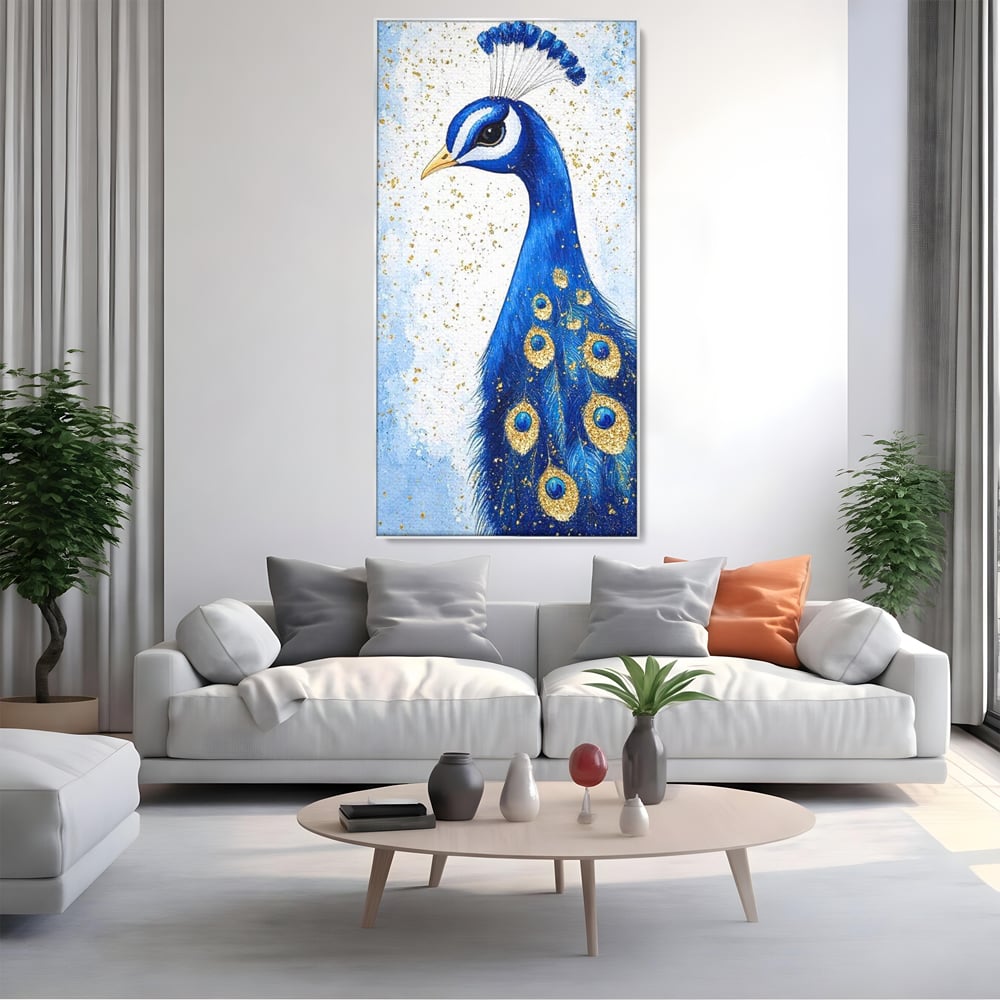 Tablou canvas cu tablou canvas cu profil de paun, in rama de aluminiu argintiu, pe perete intr-un living